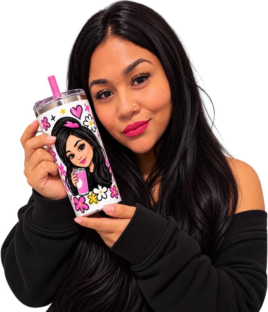 Lili León con un tumbler sublimado